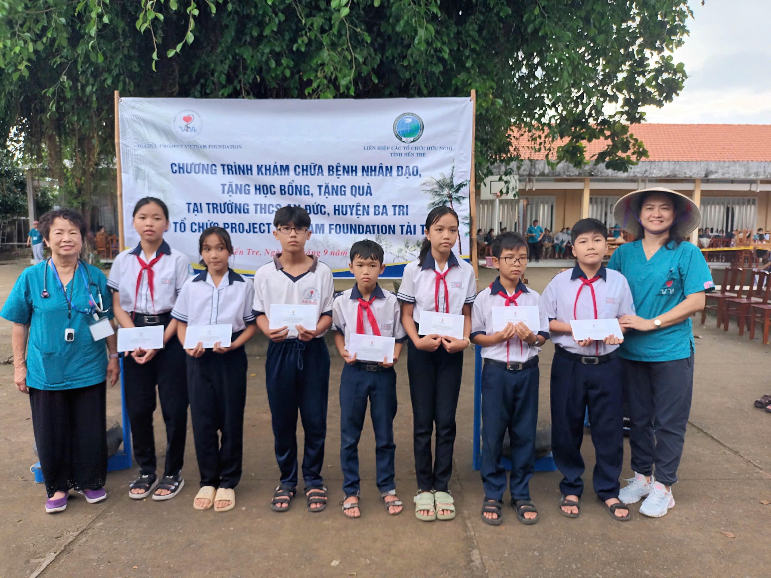 Trao tặng học bổng cho các em học sinh Trường THCS An Đức, huyện Ba Tri Trao tặng học bổng cho các em học sinh Trường THCS An Đức, huyện Ba Tri