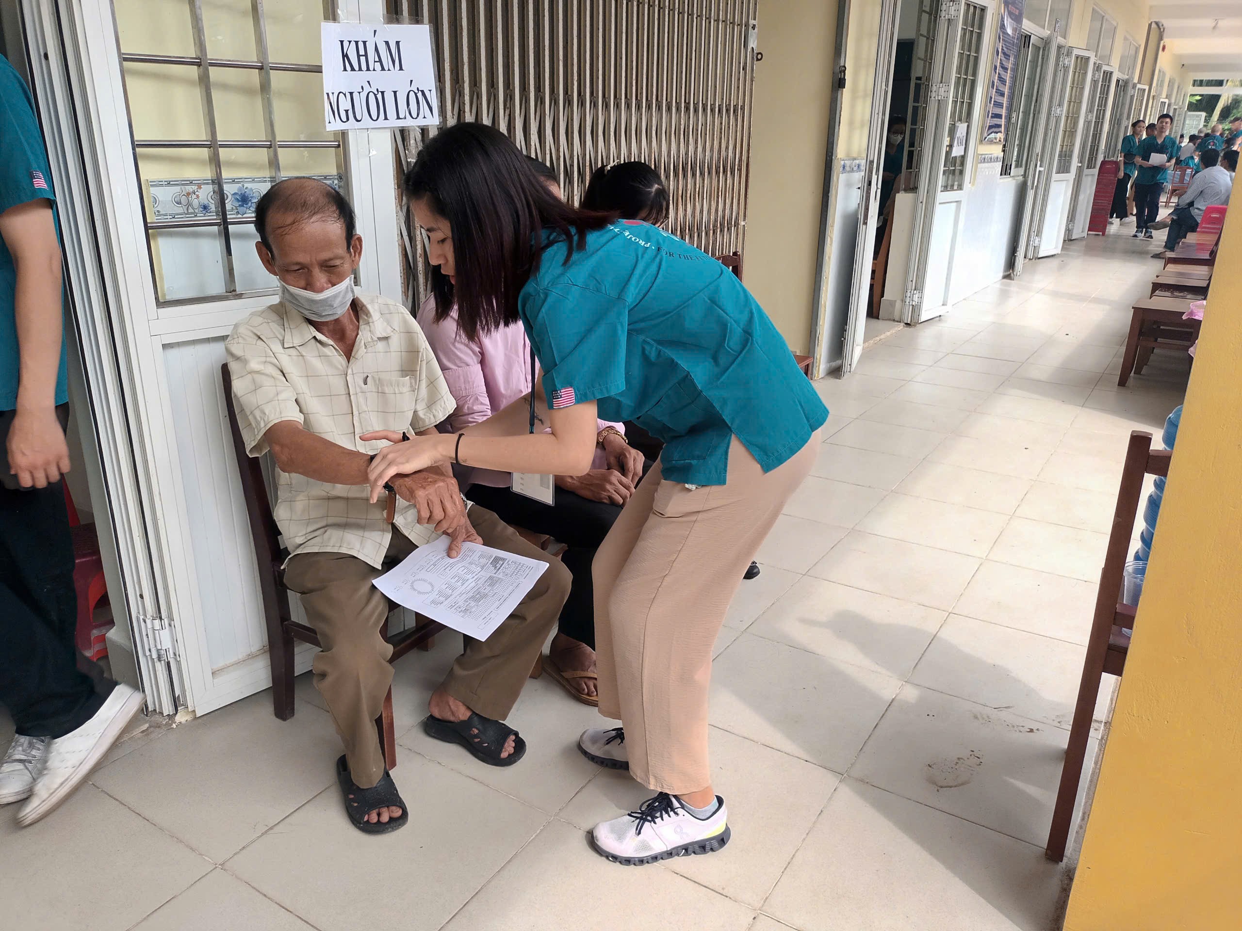Thăm khám bệnh cho người dân tại xã An Ngãi Tây, huyện Ba Tri Thăm khám bệnh cho người dân tại xã An Ngãi Tây, huyện Ba Tri