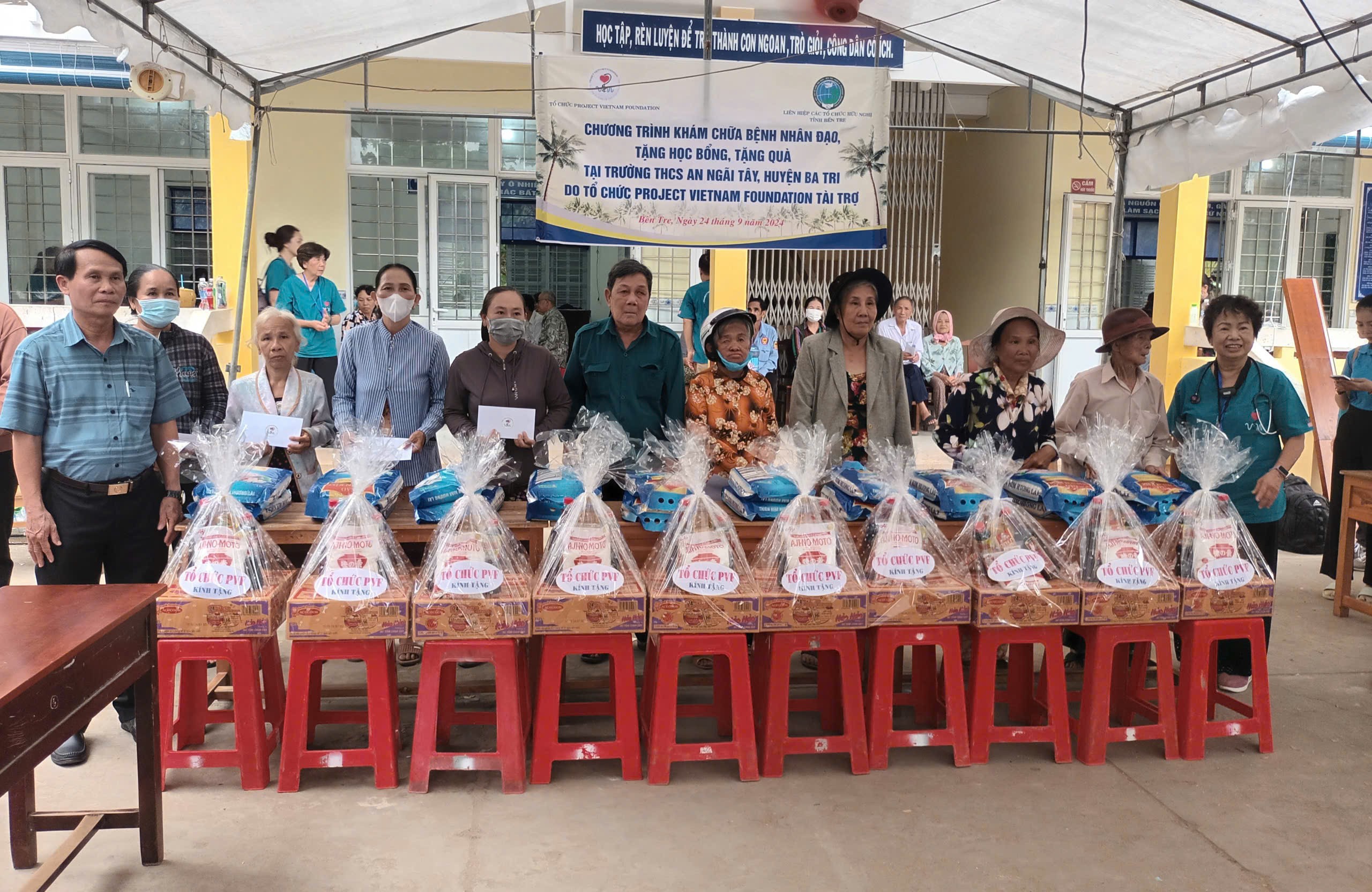 Trao tặng quà cho các hộ nghèo trên địa bàn xã An Ngãi Tây, huyện Ba Tri Trao tặng quà cho các hộ nghèo trên địa bàn xã An Ngãi Tây, huyện Ba Tri