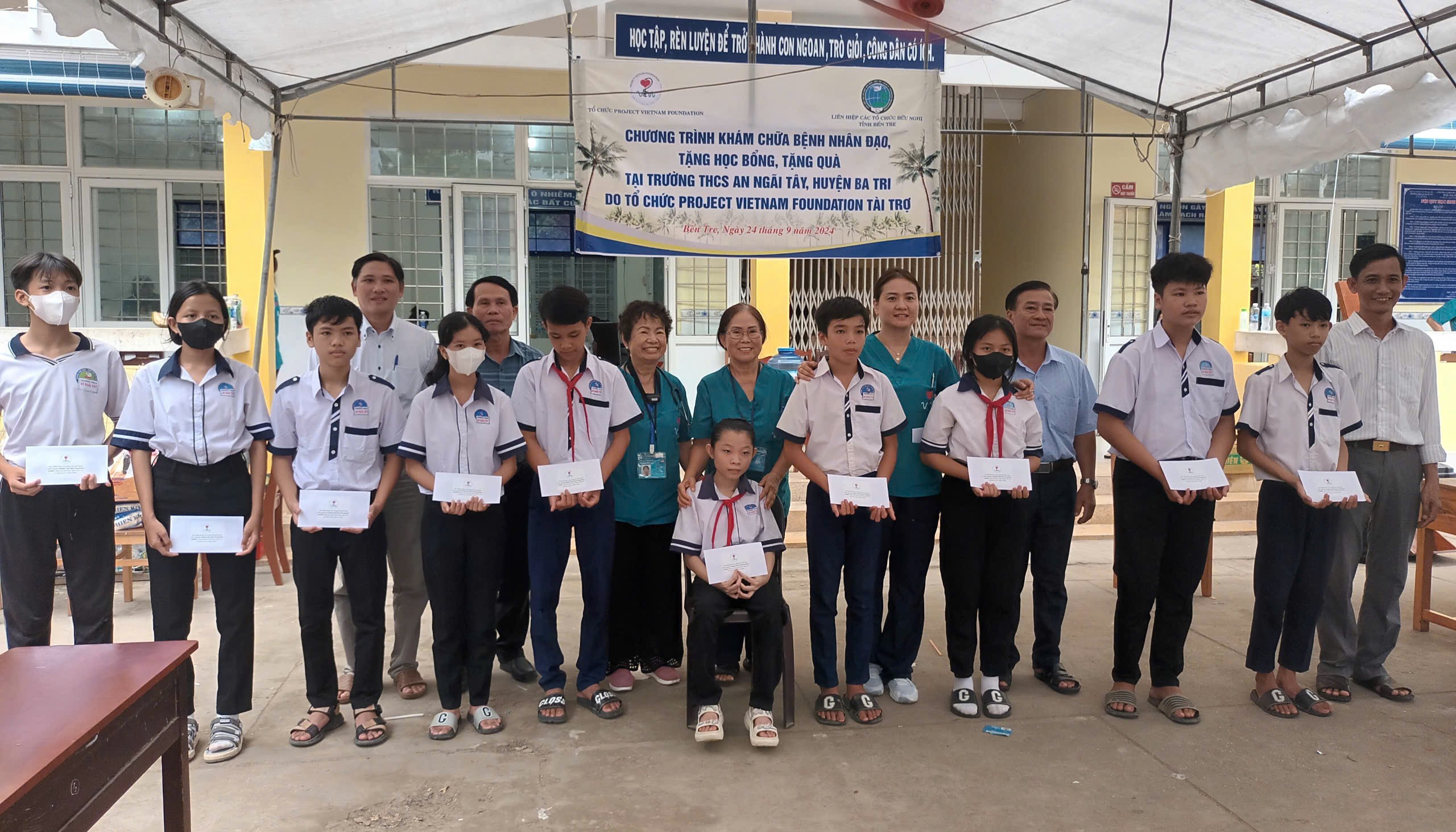 Trao tặng học bổng cho các em học sinh Trường THCS An Ngãi Tây, huyện Ba Tri Trao tặng học bổng cho các em học sinh Trường THCS An Ngãi Tây, huyện Ba Tri