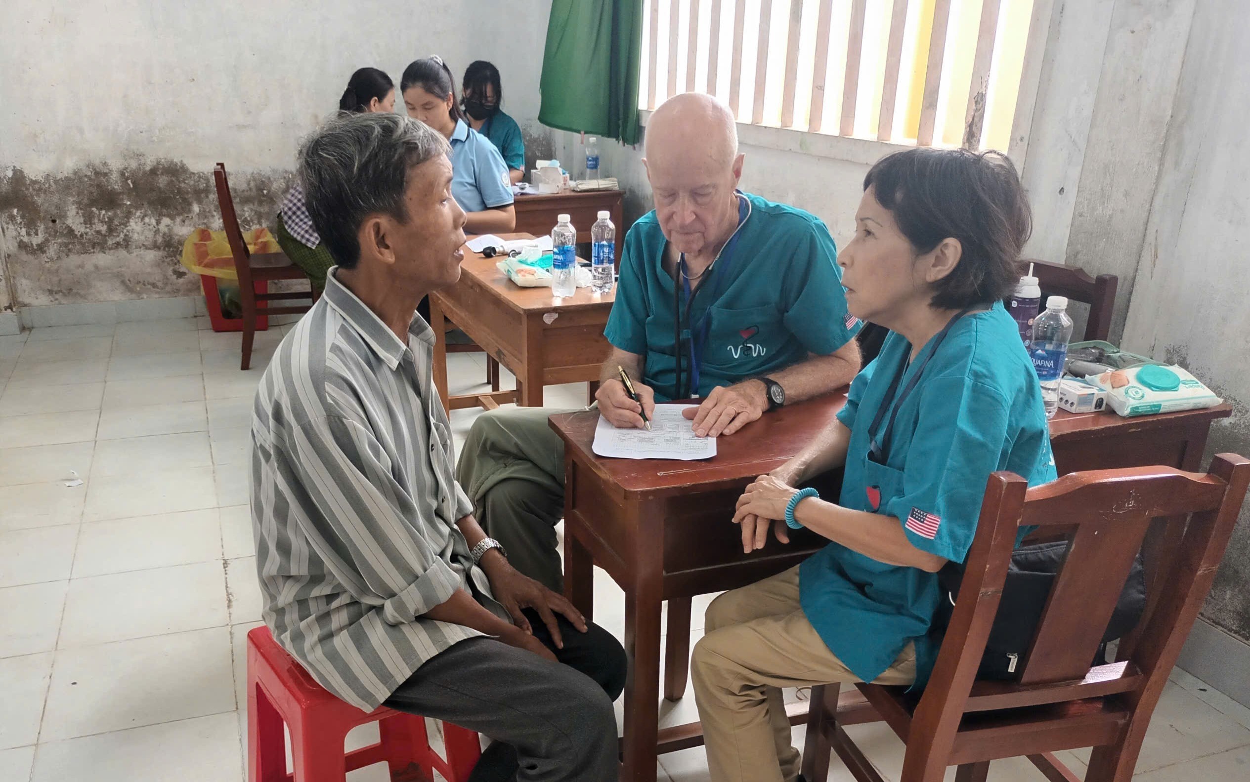 PVF khám chữa bệnh nhân đạo, tặng học bổng cho học sinh nghèo tỉnh Bến Tre PVF khám chữa bệnh nhân đạo, tặng học bổng cho học sinh nghèo tỉnh Bến Tre