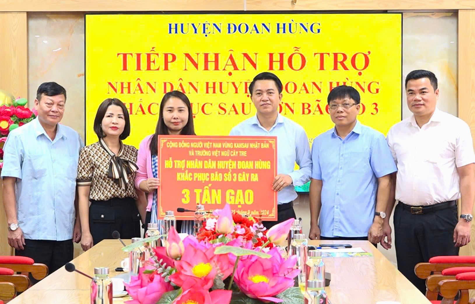 Người Việt Nam ở nước ngoài hướng về đồng bào bị ảnh hưởng bão, lũ nơi Đất Tổ Người Việt Nam ở nước ngoài hướng về đồng bào bị ảnh hưởng bão, lũ nơi Đất Tổ