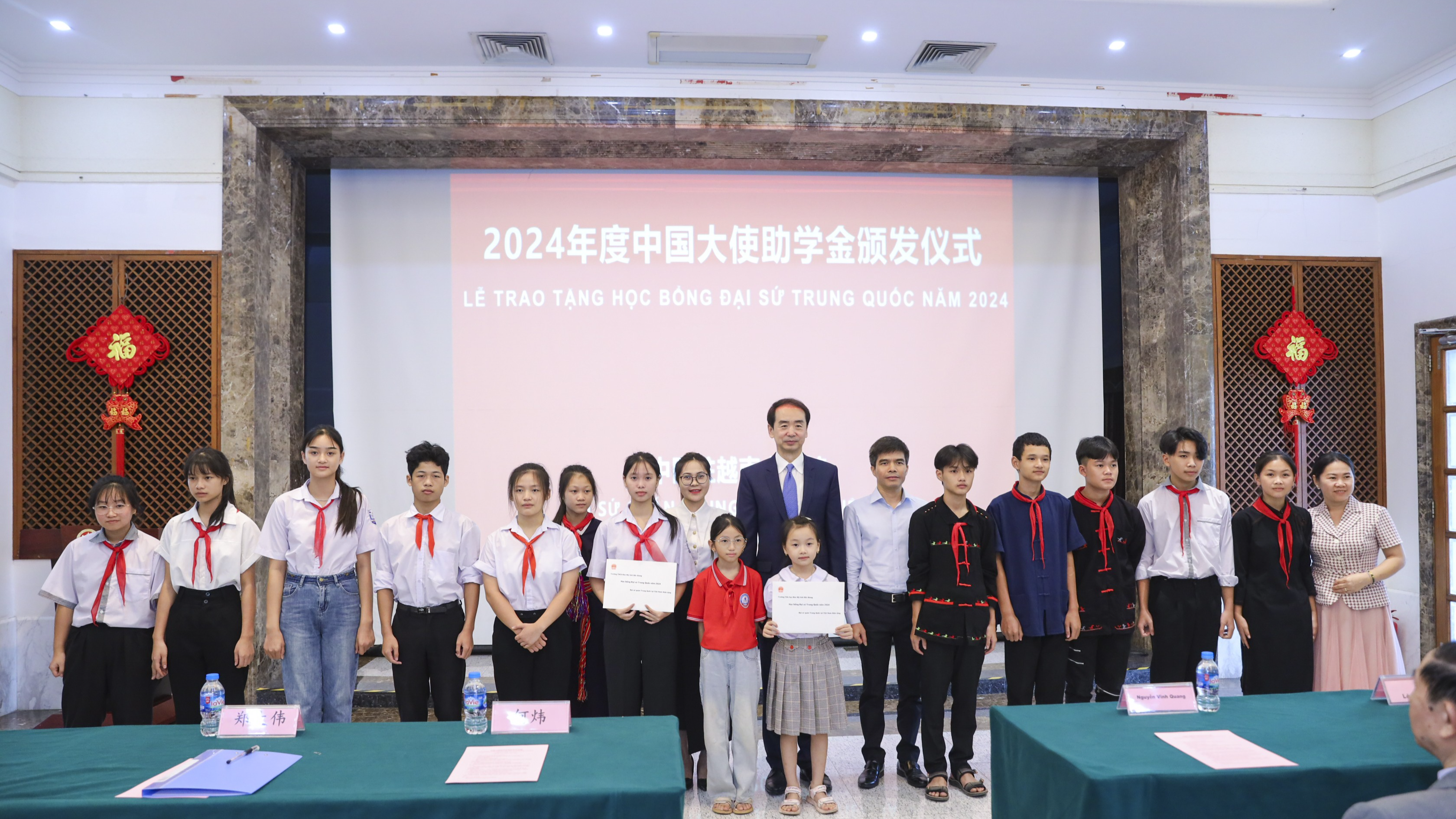 Đại sứ Hà Vĩ chụp ảnh cùng các em học sinh nhận học bổng. Đại sứ Hà Vĩ chụp ảnh cùng các em học sinh nhận học bổng.