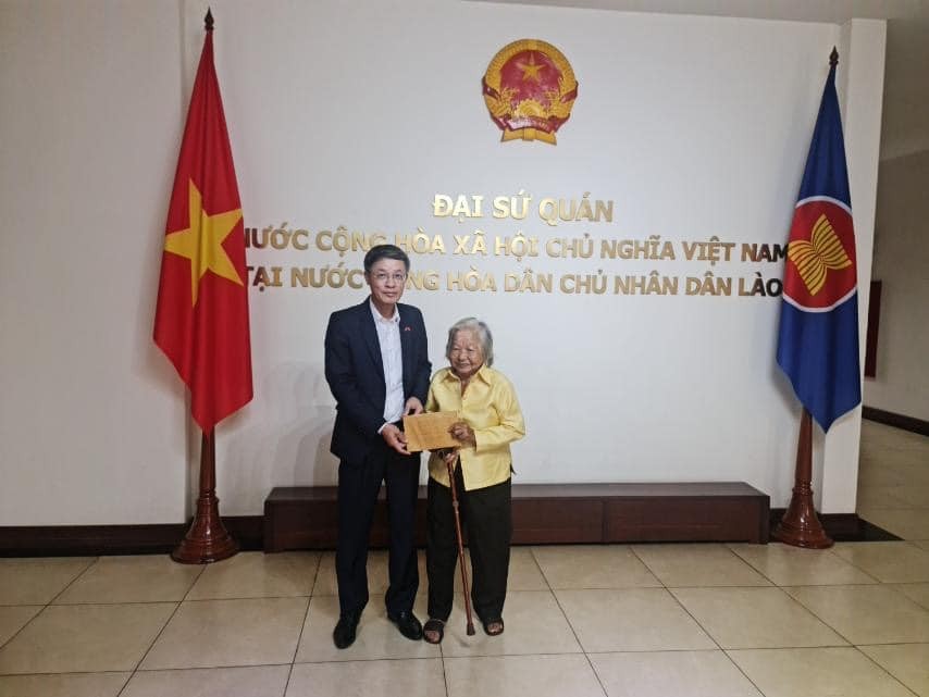 Tình nghĩa của Việt kiều Lào dành cho đồng bào bị bão lũ Tình nghĩa của Việt kiều Lào dành cho đồng bào bị bão lũ