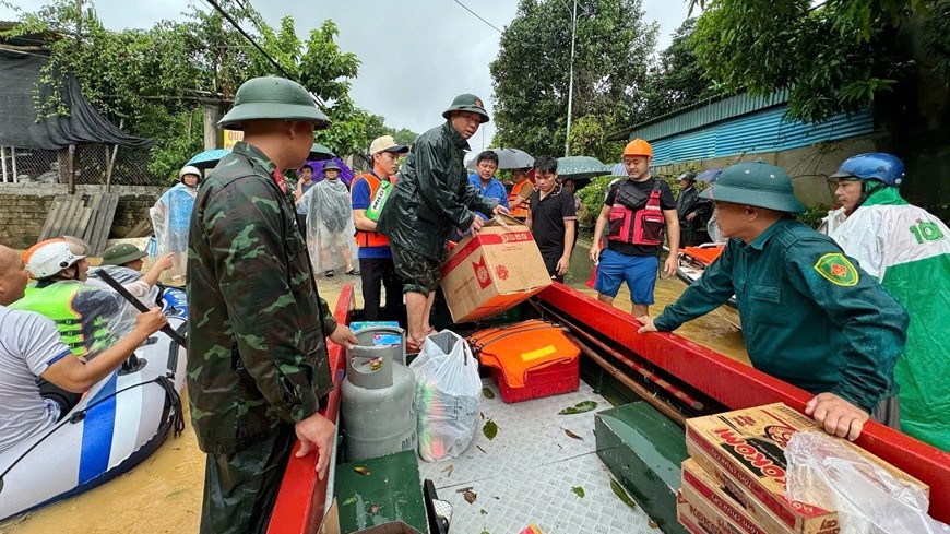 Lực lượng vũ trang tỉnh Yên Bái tiếp tế nhu yếu phẩm cho nhân dân khu vực bị cô lập do mưa lũ. Ảnh: QĐND. Lực lượng vũ trang tỉnh Yên Bái tiếp tế nhu yếu phẩm cho nhân dân khu vực bị cô lập do mưa lũ. Ảnh: QĐND.