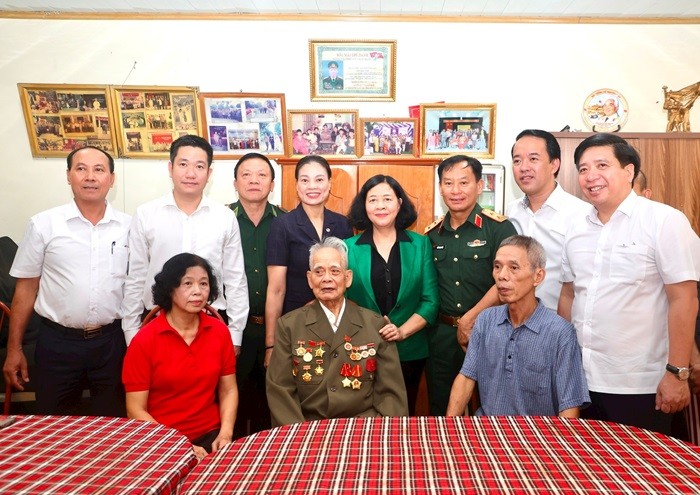 Bí thư Thành ủy Hà Nội Bùi Thị Minh Hoài với cựu chiến binh Nguyễn Văn Lân và gia đình (Ảnh: T.L). Bí thư Thành ủy Hà Nội Bùi Thị Minh Hoài với cựu chiến binh Nguyễn Văn Lân và gia đình (Ảnh: T.L).