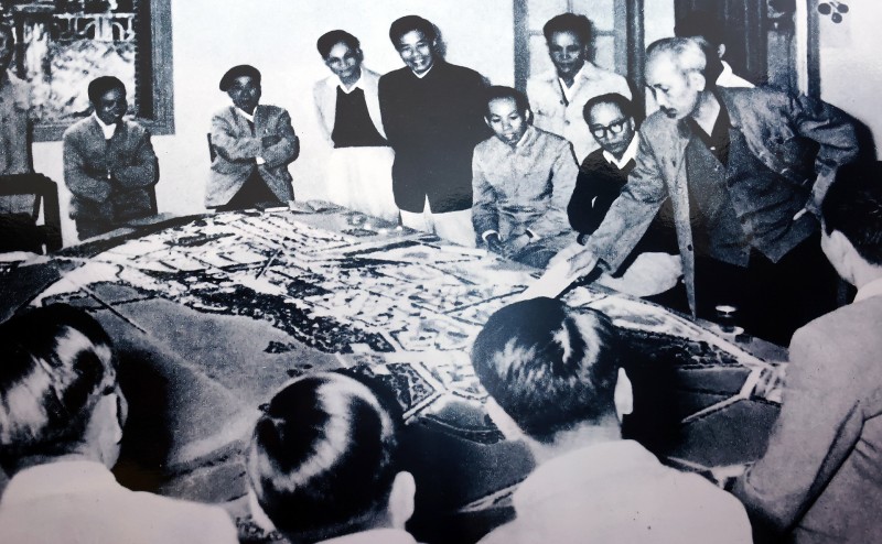 Chủ tịch Hồ Chí Minh xem mô hình Quy hoạch xây dựng Thủ đô Hà Nội, ngày 16/11/1959. Chủ tịch Hồ Chí Minh xem mô hình Quy hoạch xây dựng Thủ đô Hà Nội, ngày 16/11/1959.
