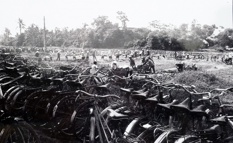 Cải tạo hồ Bẩy Mẫu thành công viên Thống Nhất năm 1958 (Ảnh: Trịnh Hải). Cải tạo hồ Bẩy Mẫu thành công viên Thống Nhất năm 1958 (Ảnh: Trịnh Hải).