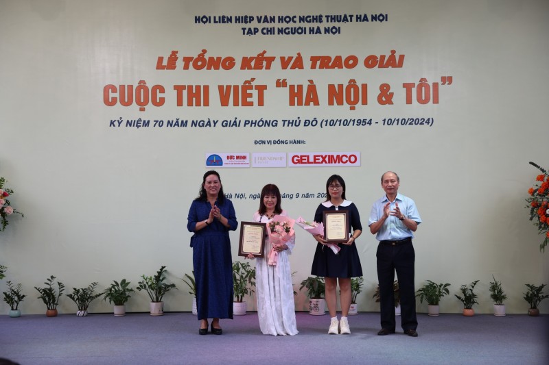 Trao giải Nhì cho các tác giả (Ảnh: T.L). Trao giải Nhì cho các tác giả (Ảnh: T.L).
