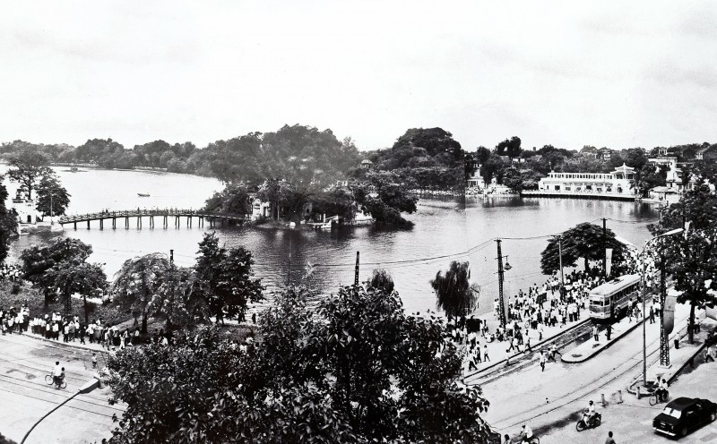 Toàn cảnh hồ Gươm năm 1976 (Ảnh: Văn Phúc). Toàn cảnh hồ Gươm năm 1976 (Ảnh: Văn Phúc).