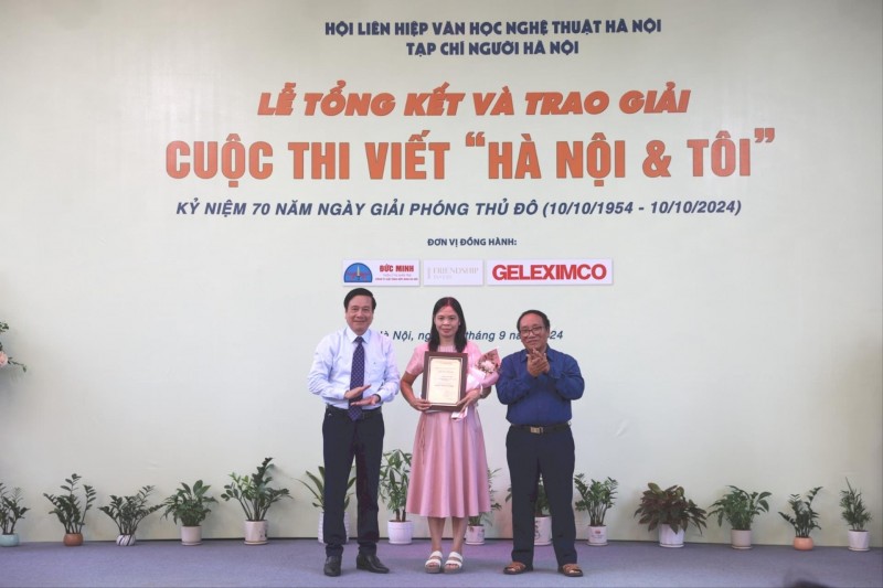 Trao giải Nhất cuộc thi cho tác giả Đào Thị Thu Hiền (Ảnh: T.L). Trao giải Nhất cuộc thi cho tác giả Đào Thị Thu Hiền (Ảnh: T.L).