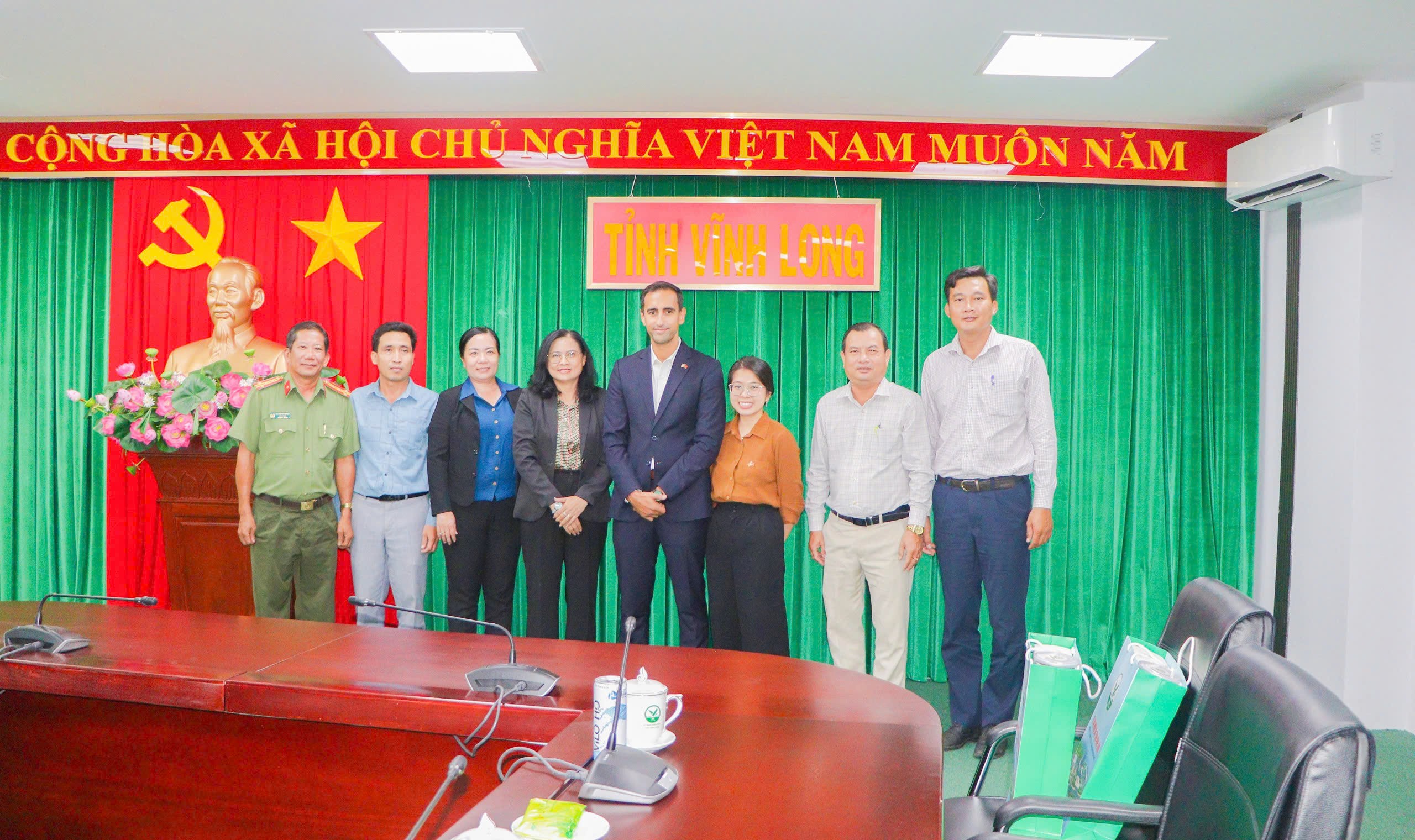 Đại diện tỉnh Vĩnh Long tiếp và làm việc với Đoàn Tổng lãnh sự quán Hoa Kỳ tại Thành phố Hồ Chí Minh. Đại diện tỉnh Vĩnh Long tiếp và làm việc với Đoàn Tổng lãnh sự quán Hoa Kỳ tại Thành phố Hồ Chí Minh.