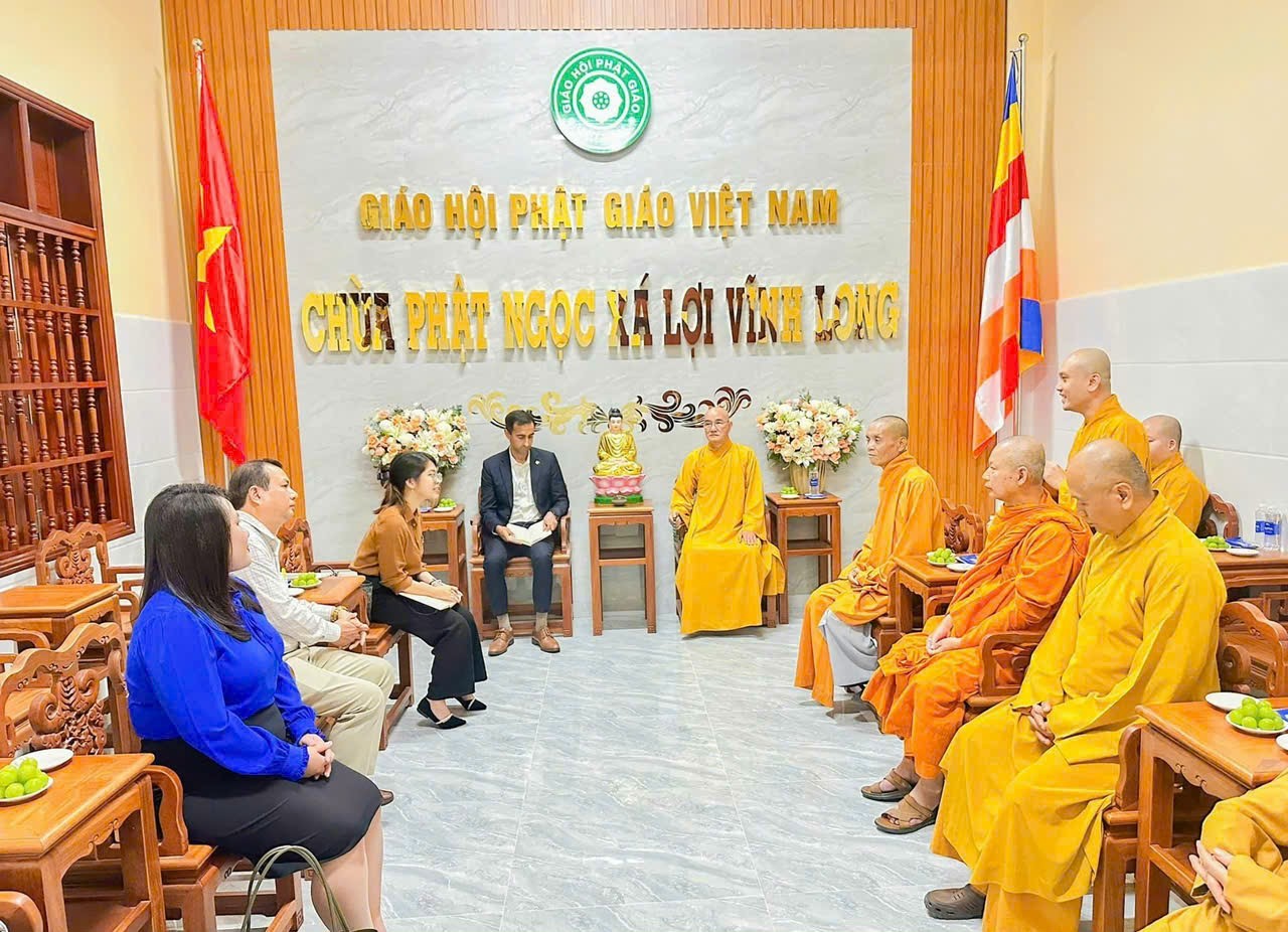 Văn phòng Ban trị sự Giáo hội Phật giáo Việt Nam tỉnh Vĩnh Long tiếp Đoàn Tổng lãnh sự quán Hoa Kỳ đến thăm Văn phòng Ban trị sự Giáo hội Phật giáo Việt Nam tỉnh Vĩnh Long tiếp Đoàn Tổng lãnh sự quán Hoa Kỳ đến thăm
