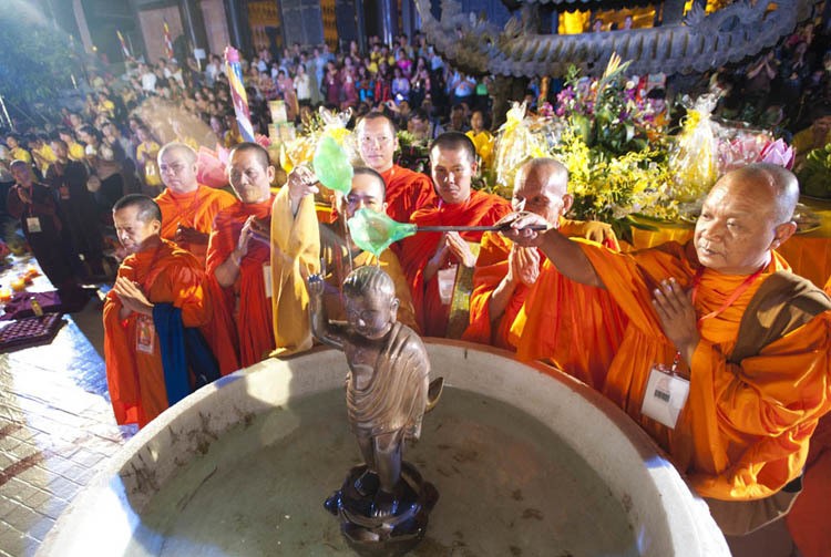 Nghi lễ Tắm Phật tại Vesak 2014 ở Việt Nam. (Ảnh: Báo VnExpress) Nghi lễ Tắm Phật tại Vesak 2014 ở Việt Nam. (Ảnh: Báo VnExpress)