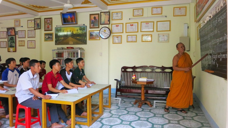 Thượng tọa Lý Hùng, trụ trì chùa Pitu Khôsa Răngsey (Cần Thơ) trong một buổi giảng dạy cho các em sinh viên đang lưu trú tại chùa. (Ảnh: VOV) Thượng tọa Lý Hùng, trụ trì chùa Pitu Khôsa Răngsey (Cần Thơ) trong một buổi giảng dạy cho các em sinh viên đang lưu trú tại chùa. (Ảnh: VOV)