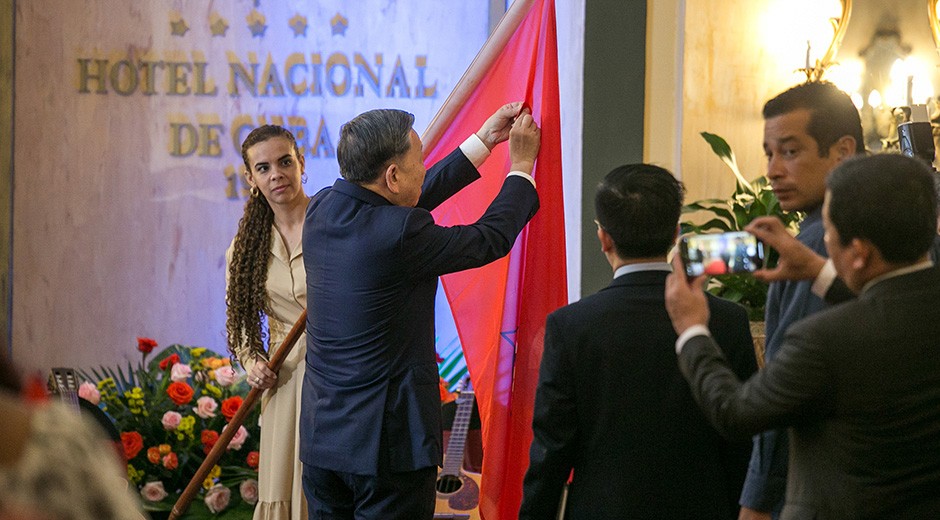 Tổng Bí thư, Chủ tịch nước Tô Lâm gắn Huân chương Hữu nghị tặng Đoàn Thanh niên Cuba. (Ảnh: Cubadebate) Tổng Bí thư, Chủ tịch nước Tô Lâm gắn Huân chương Hữu nghị tặng Đoàn Thanh niên Cuba. (Ảnh: Cubadebate)