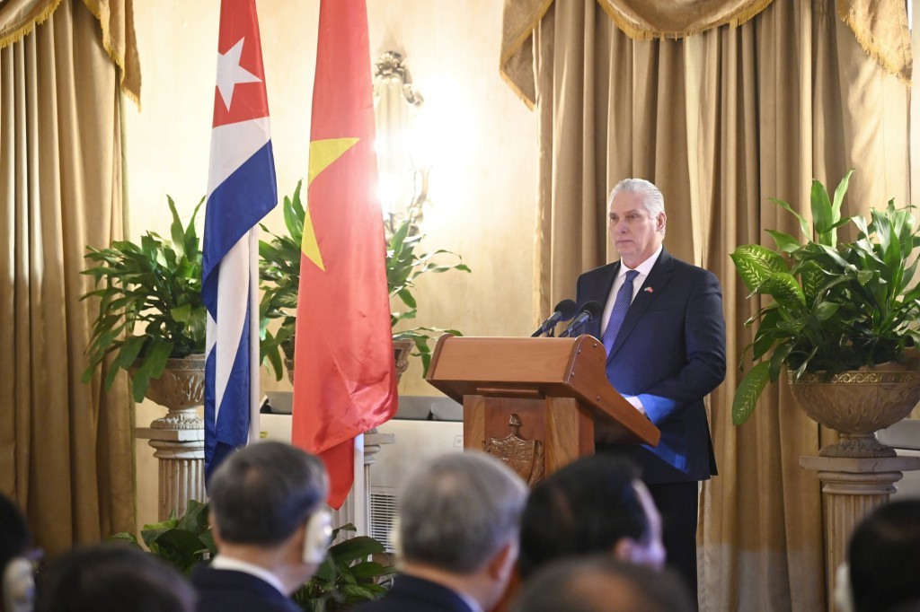 Bí thư thứ nhất Đảng Cộng sản Cuba, Chủ tịch Cuba Miguel Diaz Canel Bermudez phát biểu. Ông cho biết, chuyến thăm của đoàn đại biểu cấp cao Việt Nam lần này mang tính lịch sử, đánh một dấu mốc mới trong quan hệ hữu nghị truyền thống đặc biệt giữa hai nước. (Ảnh: Juventud Rebelde) Bí thư thứ nhất Đảng Cộng sản Cuba, Chủ tịch Cuba Miguel Diaz Canel Bermudez phát biểu. Ông cho biết, chuyến thăm của đoàn đại biểu cấp cao Việt Nam lần này mang tính lịch sử, đánh một dấu mốc mới trong quan hệ hữu nghị truyền thống đặc biệt giữa hai nước. (Ảnh: Juventud Rebelde)