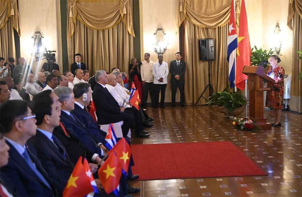 Cuộc gặp gỡ đại biểu hữu nghị nhân dân và thế hệ trẻ Cuba diễn ra trong không khí hữu nghị, ấm áp, tràn đầy tình cảm đồng chí, anh em. (Ảnh: Prensa-Latina) Cuộc gặp gỡ đại biểu hữu nghị nhân dân và thế hệ trẻ Cuba diễn ra trong không khí hữu nghị, ấm áp, tràn đầy tình cảm đồng chí, anh em. (Ảnh: Prensa-Latina)