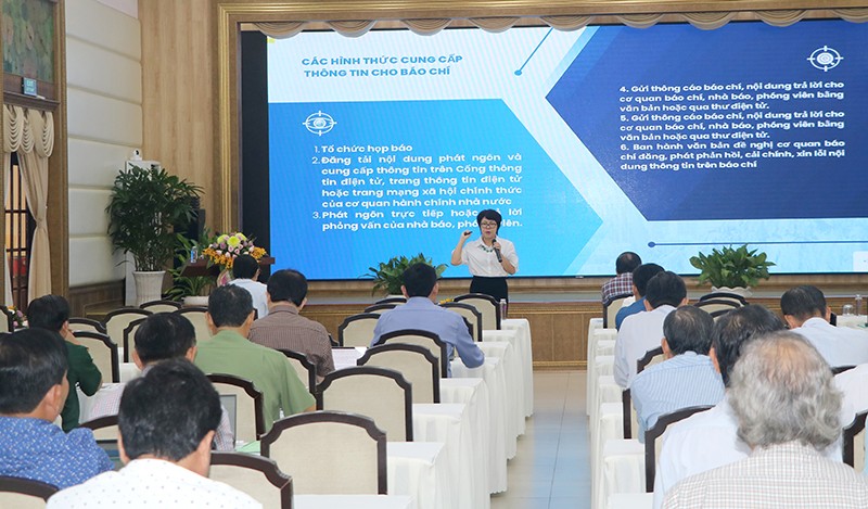 Phó Cục trưởng Cục Báo chí, Bộ Thông tin và Truyền thông Đặng Thị Phương Thảo báo cáo chuyên đề tại hội nghị Phó Cục trưởng Cục Báo chí, Bộ Thông tin và Truyền thông Đặng Thị Phương Thảo báo cáo chuyên đề tại hội nghị