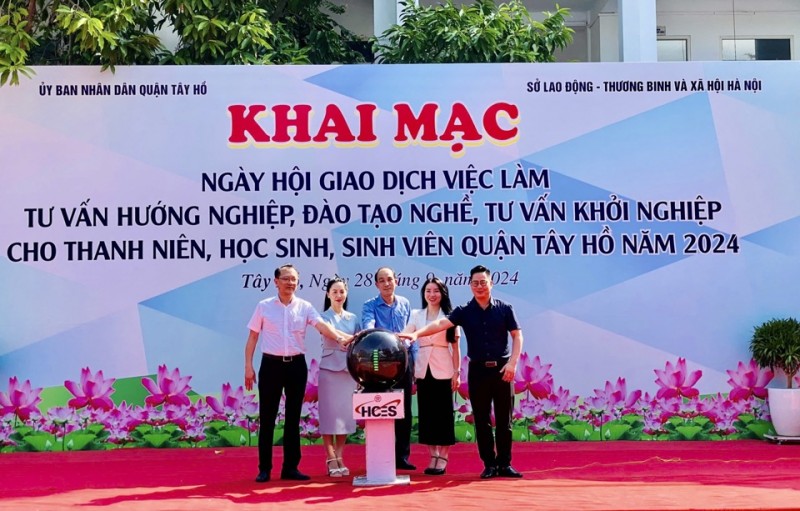 Các đại biểu thực hiện nghi thức khai mạc Ngày hội Giao dịch việc làm (Ảnh: T.L). Các đại biểu thực hiện nghi thức khai mạc Ngày hội Giao dịch việc làm (Ảnh: T.L).