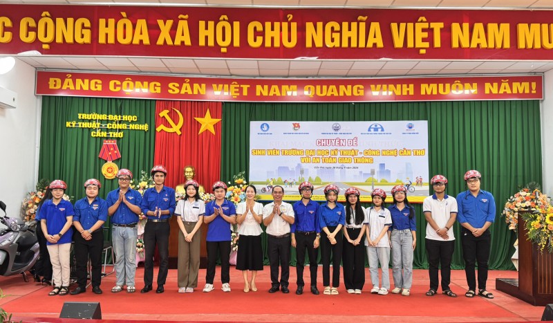 Hướng dẫn kỹ năng tham gia giao thông an toàn cho sinh viên tại Cần Thơ Hướng dẫn kỹ năng tham gia giao thông an toàn cho sinh viên tại Cần Thơ