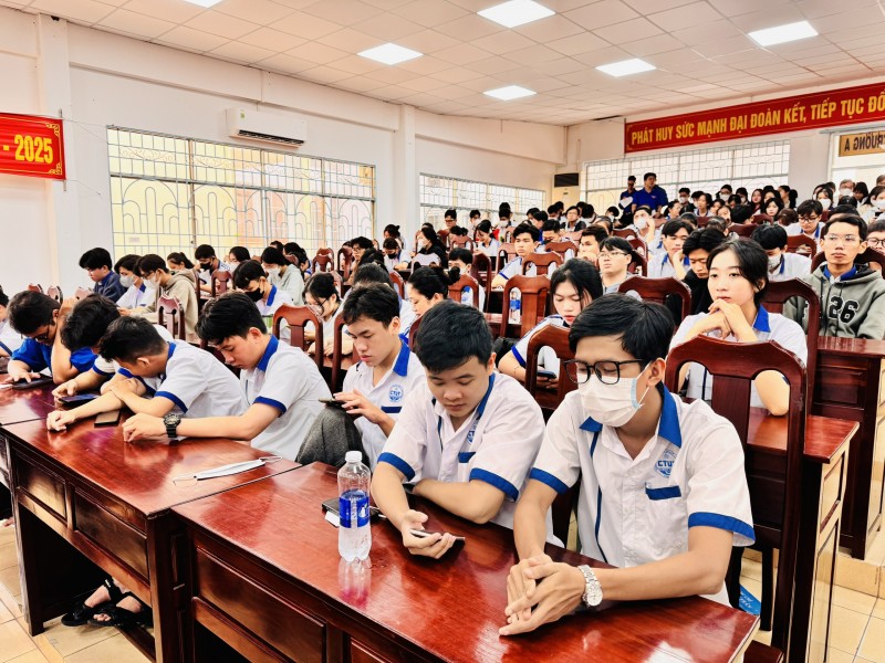 Hướng dẫn kỹ năng tham gia giao thông an toàn cho sinh viên tại Cần Thơ Hướng dẫn kỹ năng tham gia giao thông an toàn cho sinh viên tại Cần Thơ