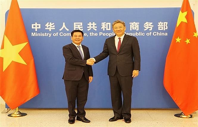 Minister of Industry and Trade Nguyen Hong Dien (L) and Chinese Minister of Commerce Wang Wentao shake hands before co-chairing the 13th session of the Vietnam-China Economic and Trade Cooperation Committee (Photo: VNA) Minister of Industry and Trade Nguyen Hong Dien (L) and Chinese Minister of Commerce Wang Wentao shake hands before co-chairing the 13th session of the Vietnam-China Economic and Trade Cooperation Committee (Photo: VNA)