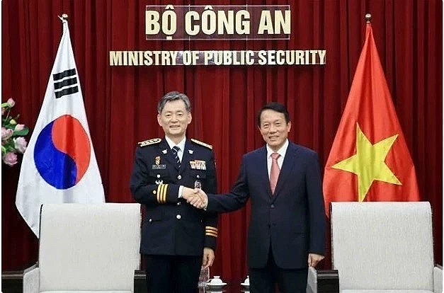 Minister of Public Security Senior Lieutenant General Luong Tam Quang (R) and Commissioner General of the Korean National Police Agency (KNPA) Cho Ji-ho at their talks in Hanoi. (Photo: VNA) Minister of Public Security Senior Lieutenant General Luong Tam Quang (R) and Commissioner General of the Korean National Police Agency (KNPA) Cho Ji-ho at their talks in Hanoi. (Photo: VNA)