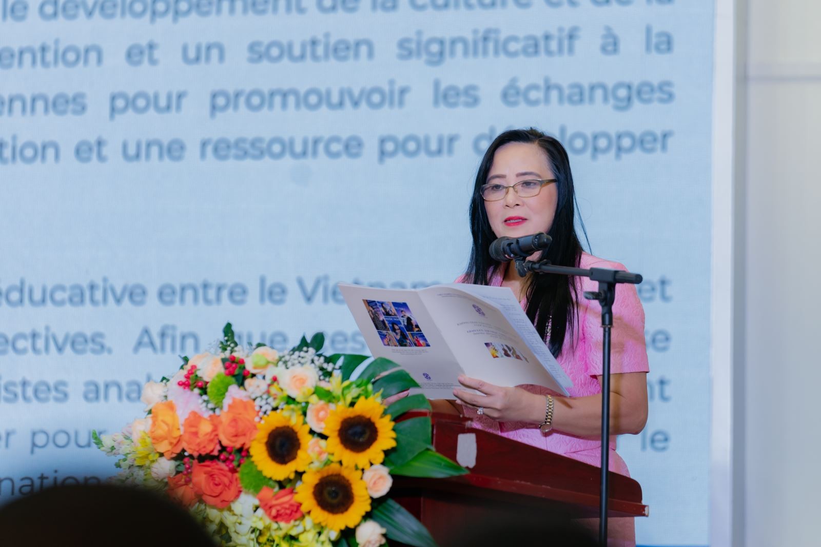 PGS. TS. Ngô Minh Thủy, Viện trưởng Viện CLEF phát biểu khai mạc. (Ảnh: CLEF) PGS. TS. Ngô Minh Thủy, Viện trưởng Viện CLEF phát biểu khai mạc. (Ảnh: CLEF)