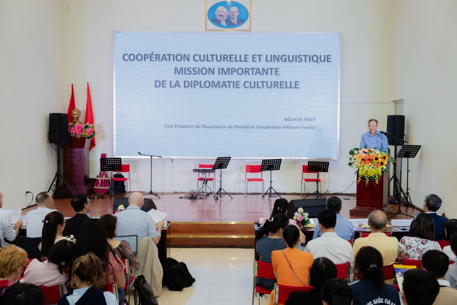 Đại sứ Nguyễn Thiệp, Phó Chủ tịch Hội hữu nghị và hợp tác Việt Nam - Pháp trình bày tham luận tại Hội thảo. (Ảnh: CLEF) Đại sứ Nguyễn Thiệp, Phó Chủ tịch Hội hữu nghị và hợp tác Việt Nam - Pháp trình bày tham luận tại Hội thảo. (Ảnh: CLEF)