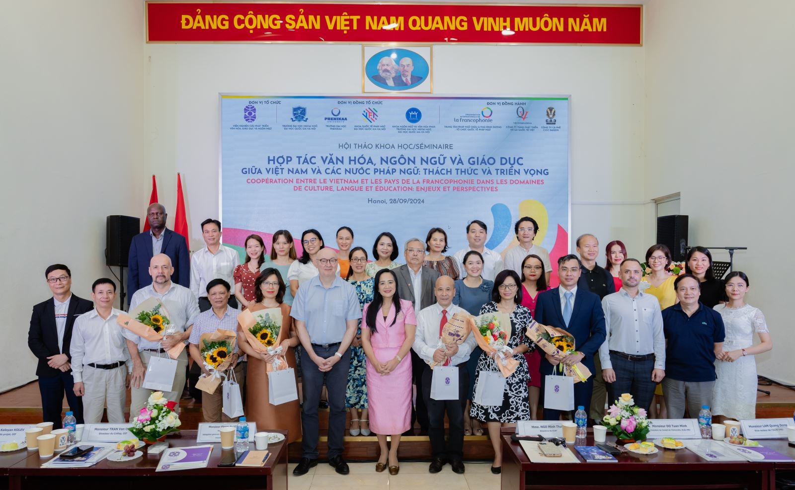 Các đại biểu chụp ảnh lưu niệm. (Ảnh: CLEF) Các đại biểu chụp ảnh lưu niệm. (Ảnh: CLEF)