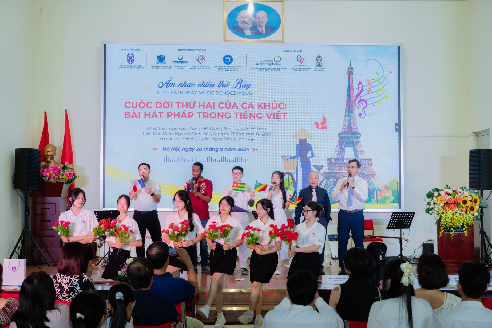 Tốp ca Khoa Quốc tế Pháp ngữ IFI trình bày ca khúc Hợp tác Việt Nam - Cộng đồng Pháp ngữ: thách thức và triển vọng