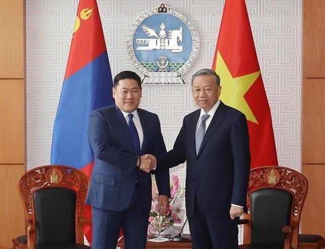 Party General Secretary and State President To Lam (R) meets Chairman of the ruling Mongolian People's Party and Prime Minister Luvsannamsrain Oyun-Erdene. (Photo: VNA) Party General Secretary and State President To Lam (R) meets Chairman of the ruling Mongolian People's Party and Prime Minister Luvsannamsrain Oyun-Erdene. (Photo: VNA)