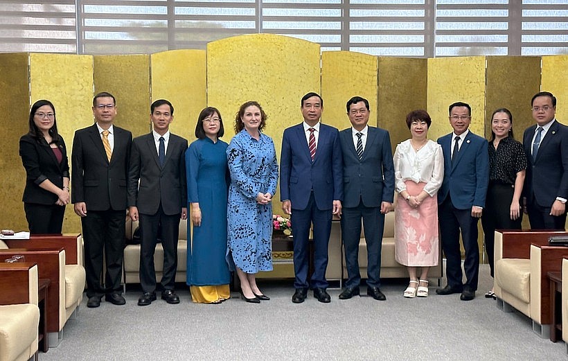 Chairman of Da Nang People’s Committee Le Trung Chinh (sixth, right) and New Zealand Ambassador Caroline Beresford (fifth, left) at the reception on October 1 (Photo: VNA) Chairman of Da Nang People’s Committee Le Trung Chinh (sixth, right) and New Zealand Ambassador Caroline Beresford (fifth, left) at the reception on October 1 (Photo: VNA)