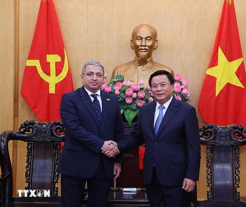 Politburo member and President of the Ho Chi Minh National Academy of Politics Nguyen Xuan Thang (right) and Azerbaijani Ambassador to Vietnam Shovgi Kamal Oglu Mehdizade (Photo: VNA) Politburo member and President of the Ho Chi Minh National Academy of Politics Nguyen Xuan Thang (right) and Azerbaijani Ambassador to Vietnam Shovgi Kamal Oglu Mehdizade (Photo: VNA)