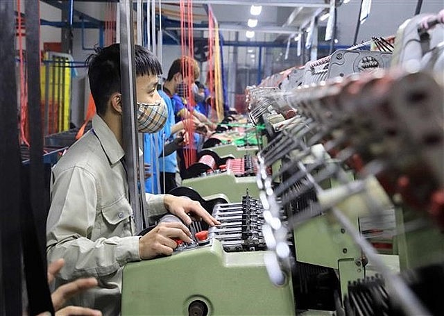 Workers during a working shift at a packaging factory in the northern province of Hung Yen. (Photo: VNA) Workers during a working shift at a packaging factory in the northern province of Hung Yen. (Photo: VNA)