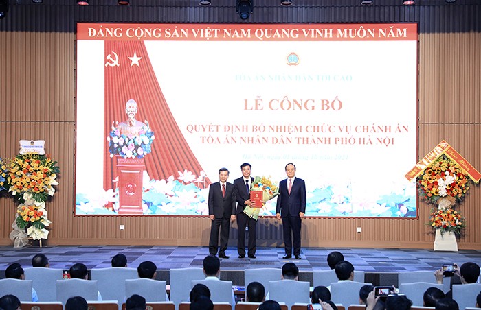 Chánh án Tòa án nhân dân tối cao Lê Minh Trí và Chủ tịch HĐND Thành phố Nguyễn Ngọc Tuấn trao Quyết định và tặng hoa chúc mừng ông Nguyễn Xuân Kỳ (Ảnh: T.L). Chánh án Tòa án nhân dân tối cao Lê Minh Trí và Chủ tịch HĐND Thành phố Nguyễn Ngọc Tuấn trao Quyết định và tặng hoa chúc mừng ông Nguyễn Xuân Kỳ (Ảnh: T.L).
