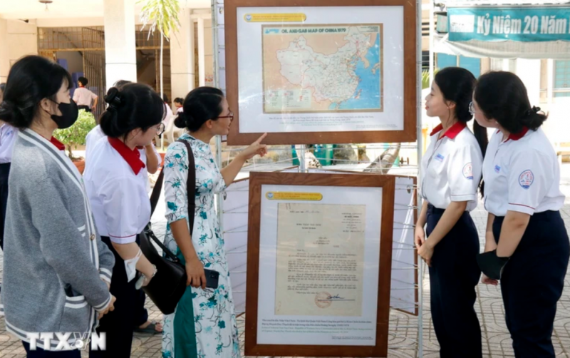 Học sinh và giáo viên trường Trung học Phổ thông Lý Thường Kiệt, thị xã La Gi, xem Triển lãm. (Ảnh: Nguyễn Thanh/TTXVN) Học sinh và giáo viên trường Trung học Phổ thông Lý Thường Kiệt, thị xã La Gi, xem Triển lãm. (Ảnh: Nguyễn Thanh/TTXVN)
