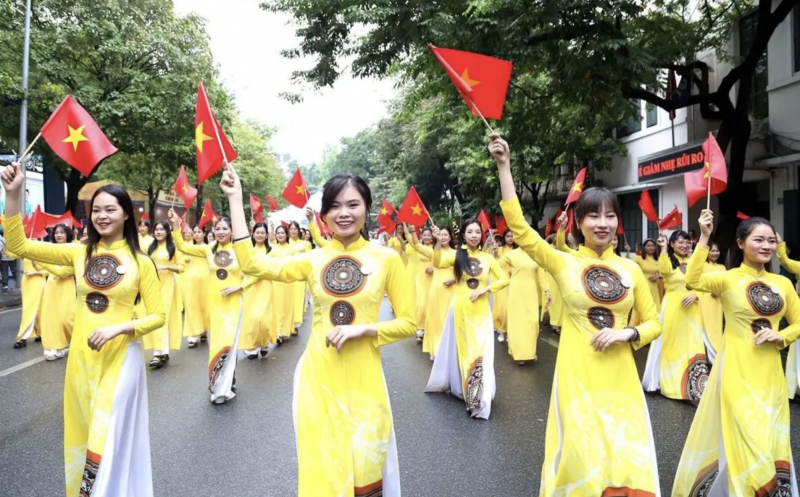 Diễu hành áo dài trong lễ hội Áo dài du lịch 2023 (Ảnh: T.L). Diễu hành áo dài trong lễ hội Áo dài du lịch 2023 (Ảnh: T.L).