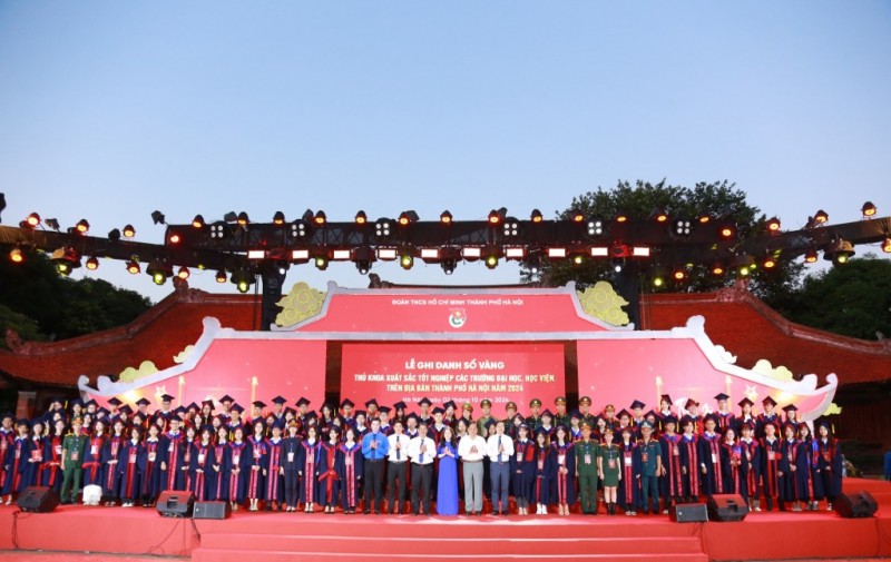 100 thủ khoa tiêu biểu, xuất sắc năm 2024 của thành phố Hà Nội chụp ảnh cùng đại biểu chương trình (Ảnh: T.L). 100 thủ khoa tiêu biểu, xuất sắc năm 2024 của thành phố Hà Nội chụp ảnh cùng đại biểu chương trình (Ảnh: T.L).
