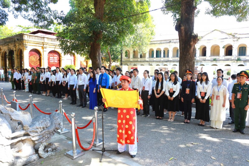 Các thủ khoa dự lễ dâng hương và báo công tại Điện Kính Thiên, Khu di tích Hoàng Thành Thăng Long (Ảnh: T.L). Các thủ khoa dự lễ dâng hương và báo công tại Điện Kính Thiên, Khu di tích Hoàng Thành Thăng Long (Ảnh: T.L).