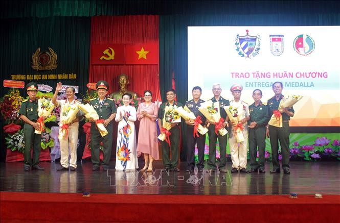 Tổng lãnh sự Cuba tại Thành phố Hồ Chí Minh trao Huân chương Kỷ niệm 60 năm Viện Cuba Hữu nghị với các Dân tộc tặng cho Ban Liên lạc truyền thống Tiểu đoàn 261 - Giron tại Thành phố Hồ Chí Minh. Tổng lãnh sự Cuba tại Thành phố Hồ Chí Minh trao Huân chương Kỷ niệm 60 năm Viện Cuba Hữu nghị với các Dân tộc tặng cho Ban Liên lạc truyền thống Tiểu đoàn 261 - Giron tại Thành phố Hồ Chí Minh.