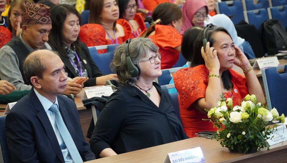 Chủ tịch INWES , TS. Sarah Peers (giữa) và TS. Juana T. Tape, Chủ tịch INWES-APNN (ngoài cùng bên phải) tham dự Hội nghị INWES-APNN 2024 tại Hà Nội. Chủ tịch INWES , TS. Sarah Peers (giữa) và TS. Juana T. Tape, Chủ tịch INWES-APNN (ngoài cùng bên phải) tham dự Hội nghị INWES-APNN 2024 tại Hà Nội.