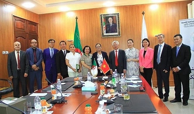 Delegation from the Central Theory Council of Vietnam visits National Economic, Social, and Environmental Council of Algeria (CNESE). Delegation from the Central Theory Council of Vietnam visits National Economic, Social, and Environmental Council of Algeria (CNESE).