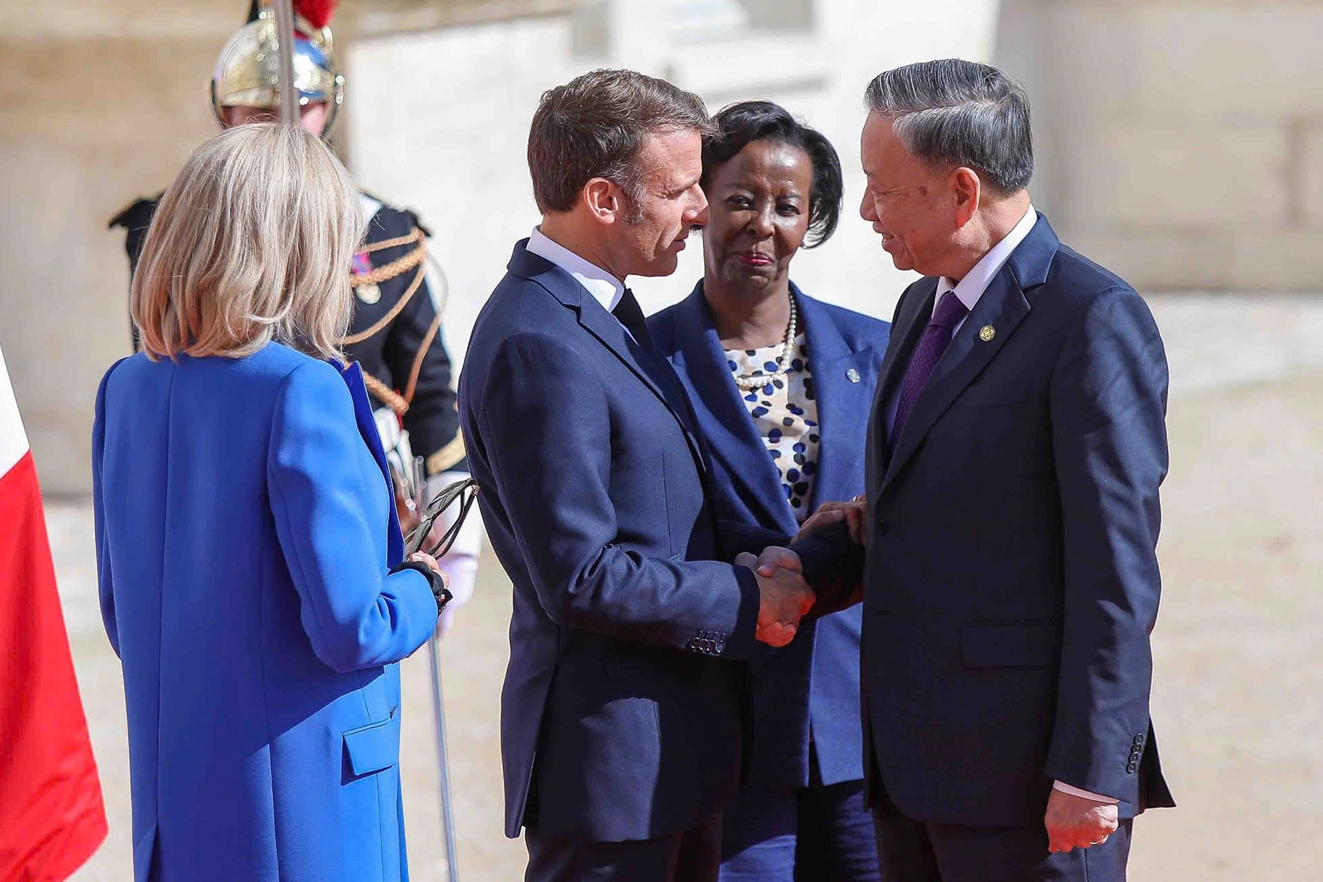 Tổng thống Pháp Emmanuel Macron và Phu nhân đón Tổng Bí thư, Chủ tịch nước Tô Lâm. (Ảnh: VietNamNet) Tổng thống Pháp Emmanuel Macron và Phu nhân đón Tổng Bí thư, Chủ tịch nước Tô Lâm. (Ảnh: VietNamNet)