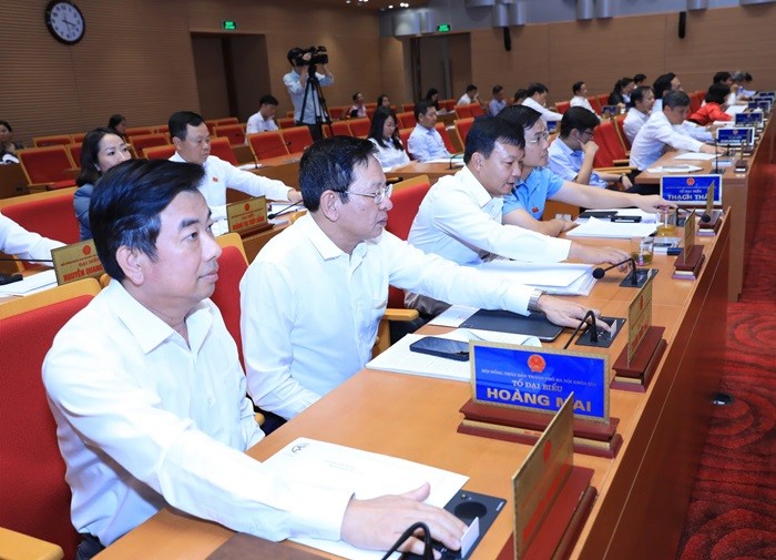 Các đại biểu HĐND Thành phố nhấn nút biểu quyết thông qua Nghị quyết thành lập Trung tâm Phục vụ hành chính công thành phố Hà Nội (Ảnh: T.L). Các đại biểu HĐND Thành phố nhấn nút biểu quyết thông qua Nghị quyết thành lập Trung tâm Phục vụ hành chính công thành phố Hà Nội (Ảnh: T.L).