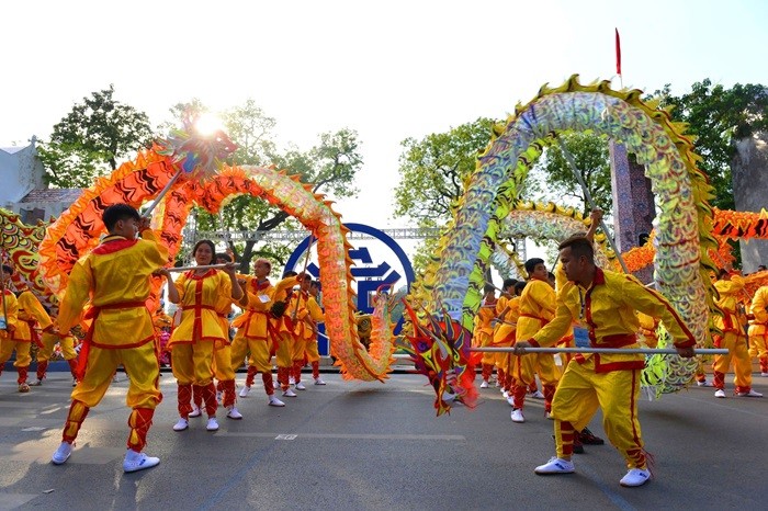 Chương trình sẽ có các màn diễu hành, trình diễn các loại hình văn hóa nghệ thuật dân gian. Chương trình sẽ có các màn diễu hành, trình diễn các loại hình văn hóa nghệ thuật dân gian.