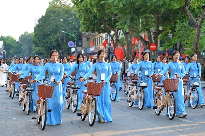 Việc tổ chức Ngày hội là một phần trong chiến lược phát triển các sản phẩm công nghiệp văn hóa. Việc tổ chức Ngày hội là một phần trong chiến lược phát triển các sản phẩm công nghiệp văn hóa.