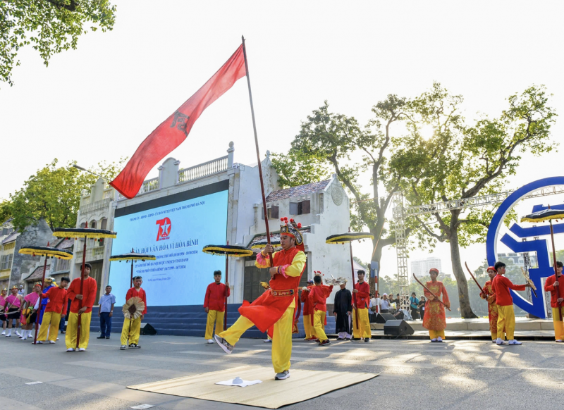 Phần trình diễn trống hội Thăng Long kết hợp múa cờ, múa rồng, múa lân. Phần trình diễn trống hội Thăng Long kết hợp múa cờ, múa rồng, múa lân.