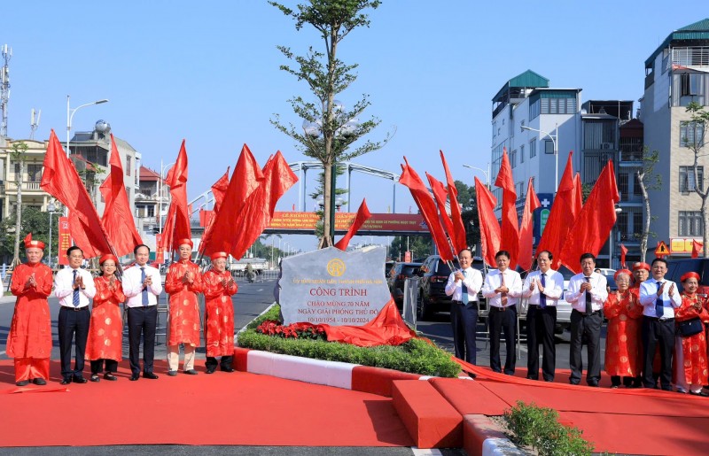 Các đại biểu thực hiện nghi thức gắn biển dự án “Xây dựng tuyến đường 40m nối từ đường Nguyễn Văn Cừ đến hết khu tái định cư Ngọc Thụy” (Ảnh: T.L). Các đại biểu thực hiện nghi thức gắn biển dự án “Xây dựng tuyến đường 40m nối từ đường Nguyễn Văn Cừ đến hết khu tái định cư Ngọc Thụy” (Ảnh: T.L).